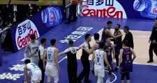 -双方在季后赛中交锋，胜负难定，悬念丛生