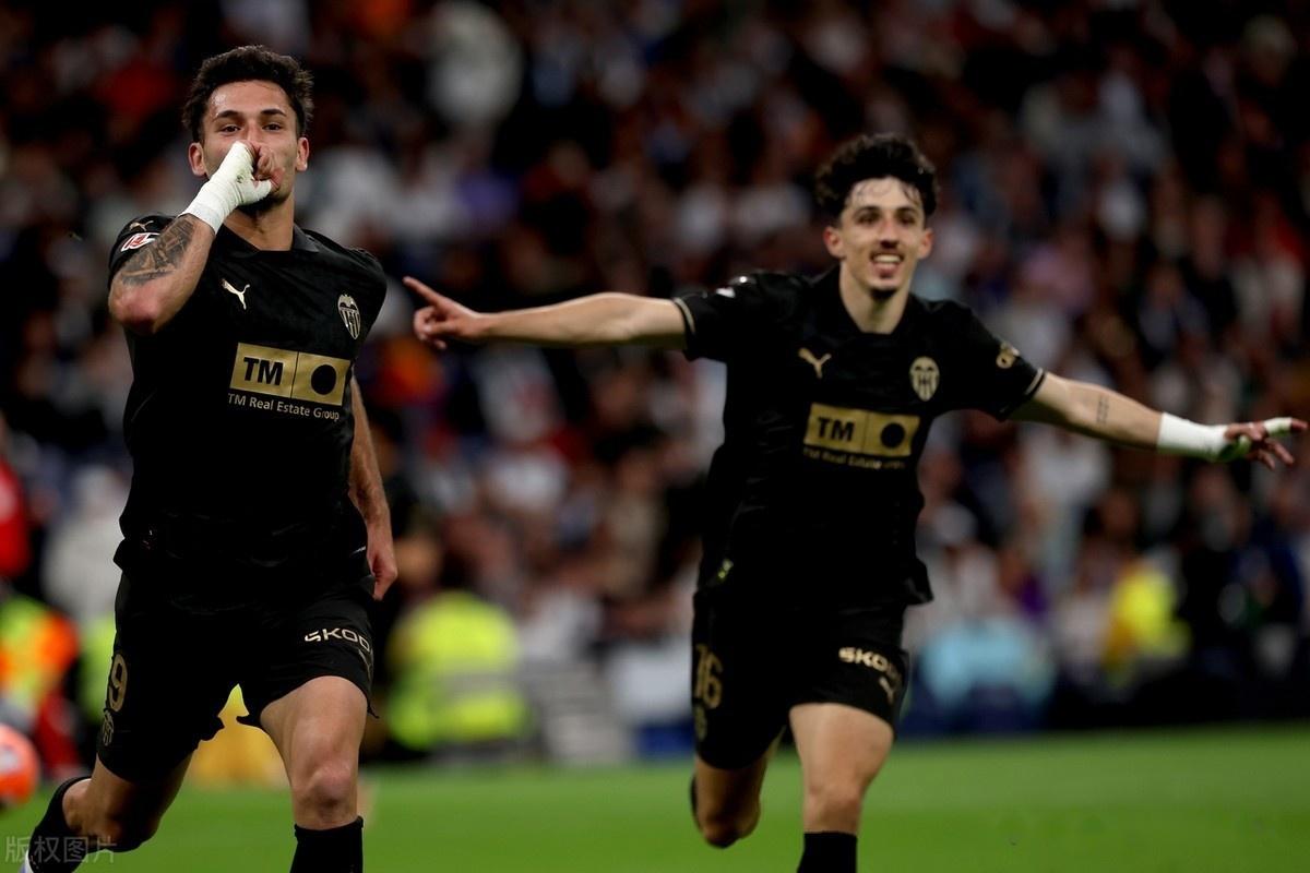 塞维利亚击败瓦伦西亚,追平领头羊 塞维利亚击败瓦伦西亚,追平领头羊