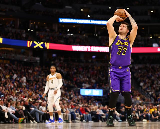 掘金客场击败独行侠,表现出色 掘金客场击败独行侠,表现出色