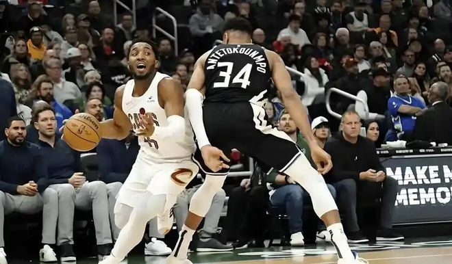 雄鹿主场力克爵士,字母哥砍下40分 雄鹿主场力克爵士,字母哥砍下40分